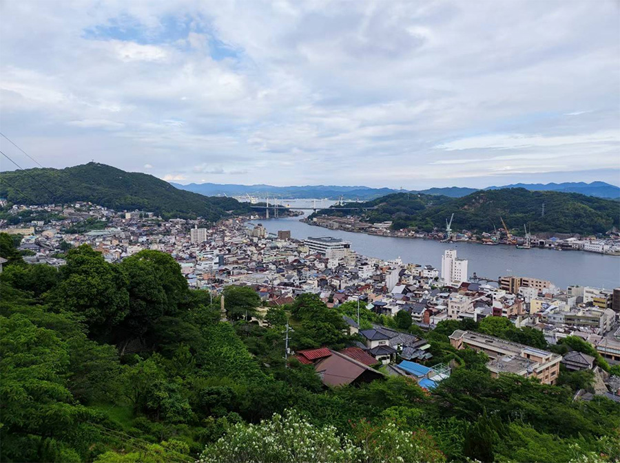 尾道水道と、千光寺山の織りなす風景