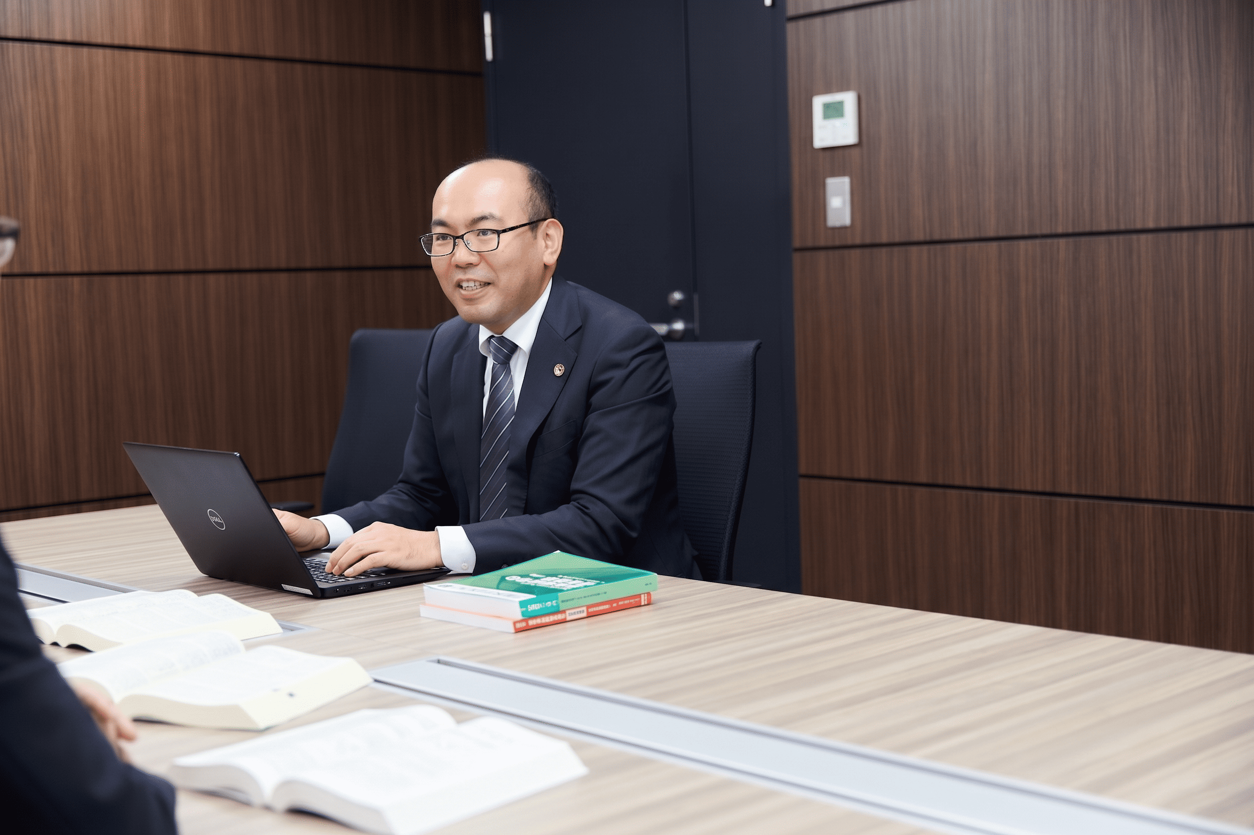インテリア業界の事業承継や契約トラブルについて解説する根來真一郎弁護士