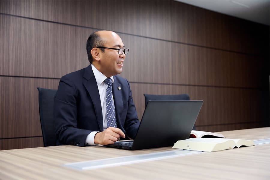 インテリア業界の労働問題や固定残業代について解説する根来真一郎弁護士